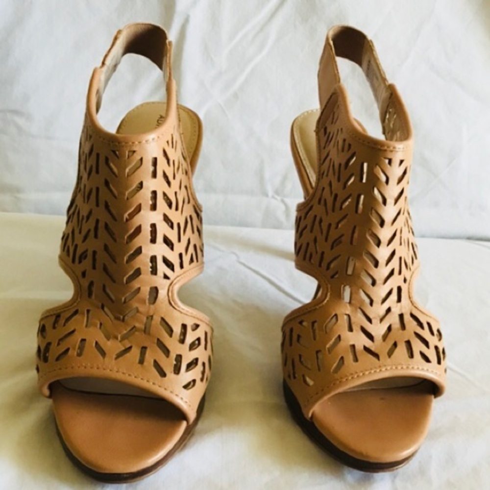 Adrienne Vittadini Bone Colored Heels 7M